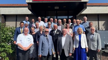 Gruppenbild der Teilnehmer des Landesvertretertags vor der Jahnhalle in Regenstauf